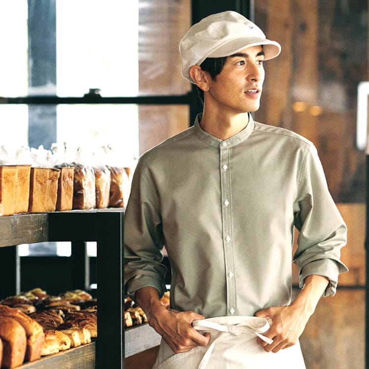 おしゃれで上品な印象のバンドカラー(衿なし)ベージュシャツ。飲食店やカフェのスタッフ制服におすすめのトレンドユニフォーム