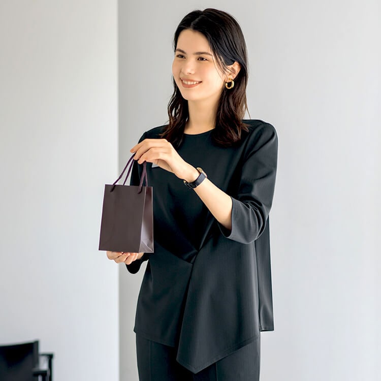 しなやかなキュプラ素材の事務服プルオーバー｜上品な光沢と女性らしいシルエットが魅力のおしゃれオフィス服