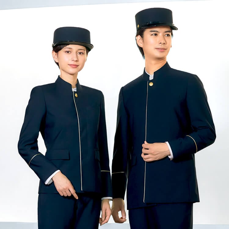 ドアマン 制服 導入事例｜ホテルユニフォーム・式場・商業施設のスタッフユニフォームにおすすめ。格式と快適性を両立したプロ仕様 制服。