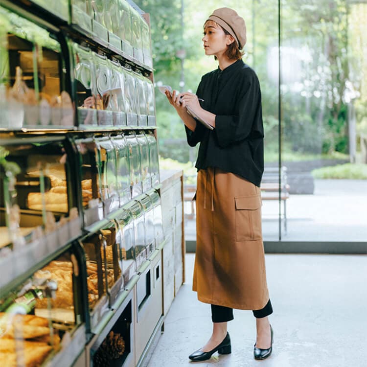 ナチュラルでおしゃれなエプロン｜カフェや雑貨店スタッフにぴったりのユニフォームデザイン