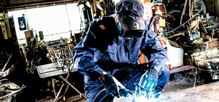 溶接作業に最適な綿100%難燃性作業着|火花や熱から身を守る安全服