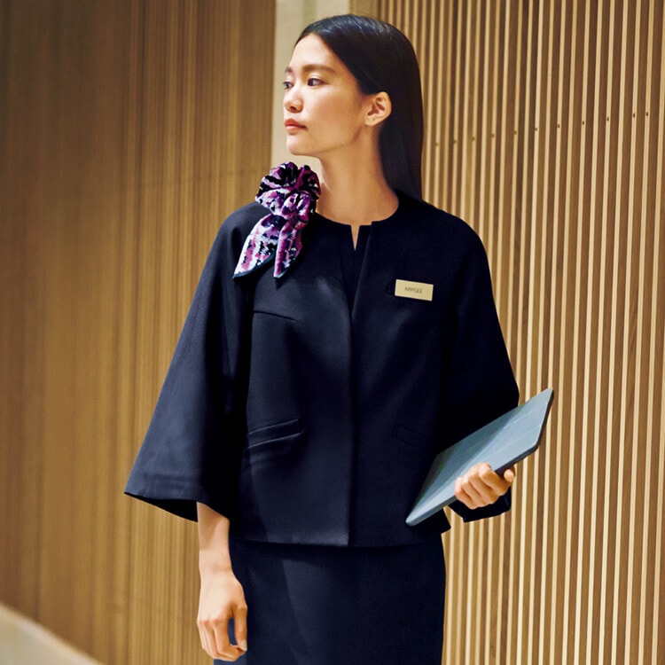 フロント制服 女性用｜オフィスユニフォーム ホテルや受付にふさわしい上品で清潔感のあるデザイン。おもてなしの印象を高めるレディースユニフォーム。