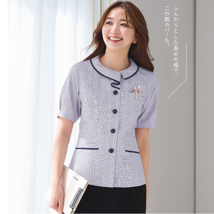 優しい雰囲気の事務服オーバーブラウス｜ふんわり袖で二の腕をカバーするレーヨン混オフィスユニフォーム